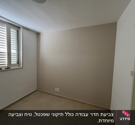 קיר צבוע בצבע בז